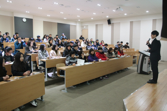 인하대학교(총장 최순자)가 겨울방학을 맞아 고등학교 1·2학년 학생들과 학부모를 대상으로 실질적인 대입준비 정보를 제공하기 위해 '인하 대입준비 윈터스쿨'을 실시한다. '인하 대입준비 윈터스쿨'은 1월 7일부터 2월 25일까지 총 7회로 진행되며 매주 토요일 10시 인하대 60주년 기념관에서 열린다. 지난 7일 열린 첫 회 모습. 인하대 제공